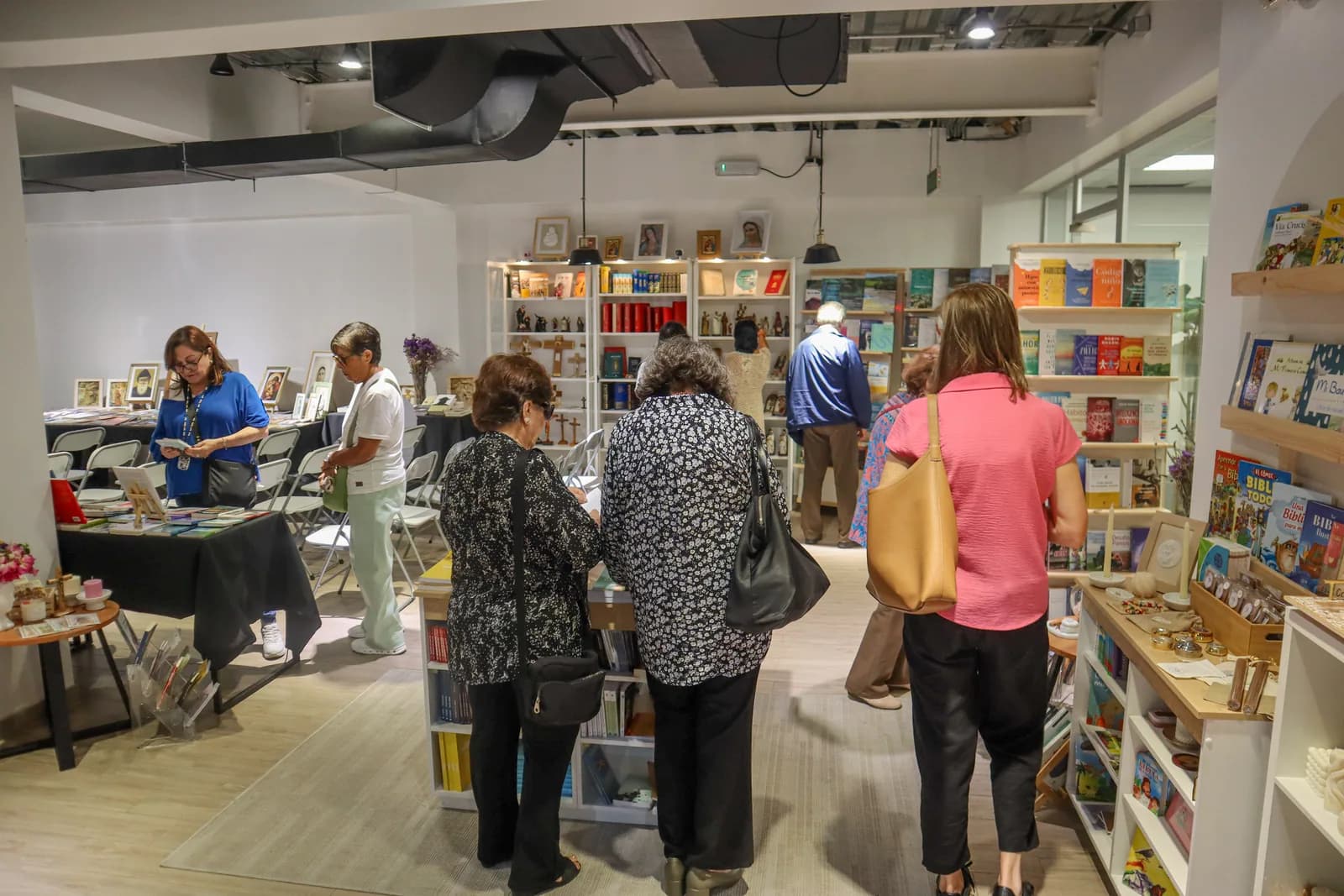 Comunidad compartiendo dentro de Librería Crecer