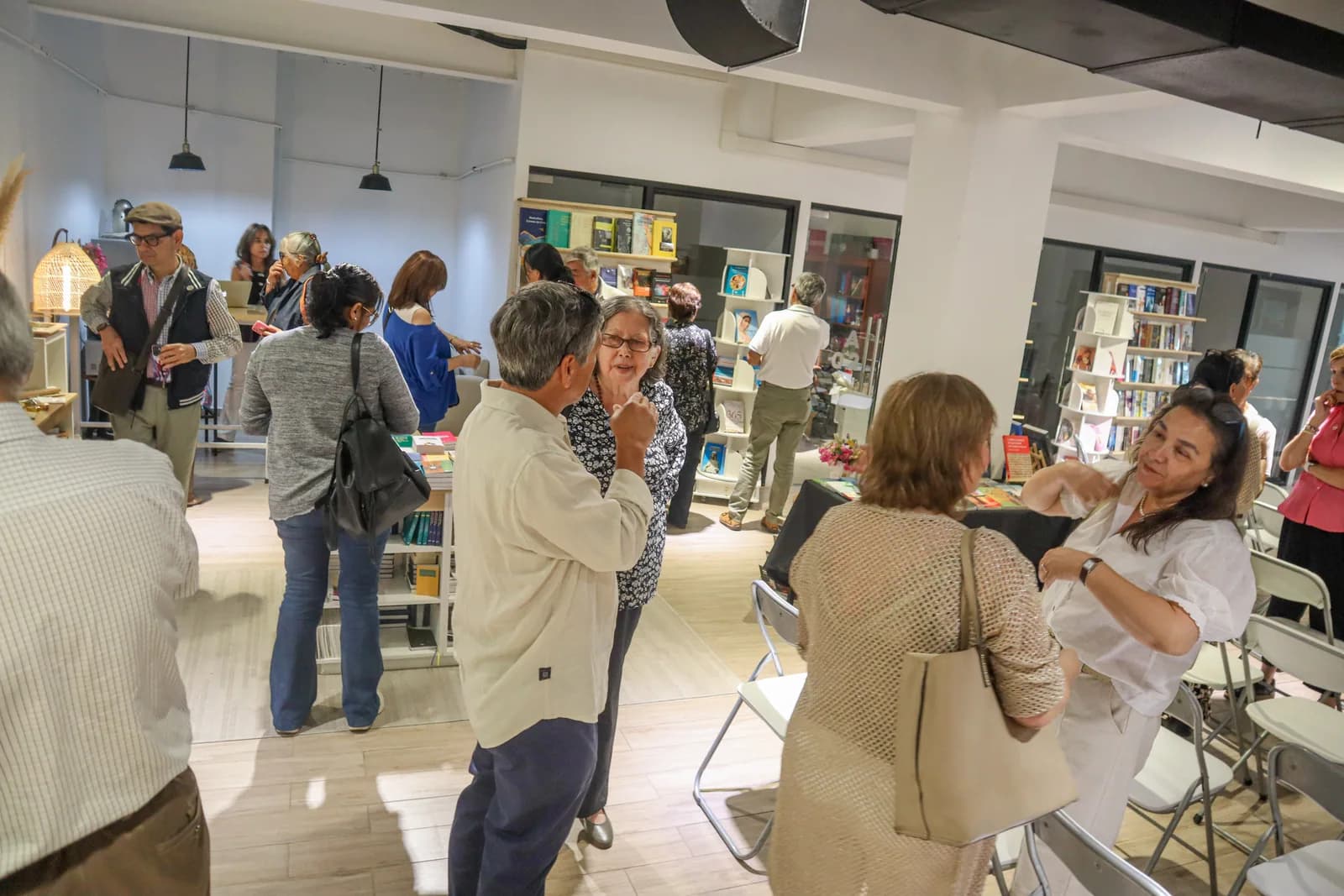Asistentes reunidos en un encuentro de Librería Crecer